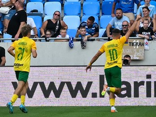 Na snímke vpravo Adrián Kaprálik z MŠK Žilina sa raduje po strelení gólu do siete ŠK Slovan Bratislava.