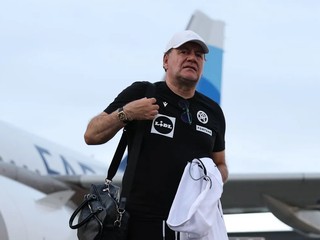 Tréner slovenskej futbalovej reprezentácie Vladimír Weiss a jeho prvé kroky na pôde Faerských ostrovov.