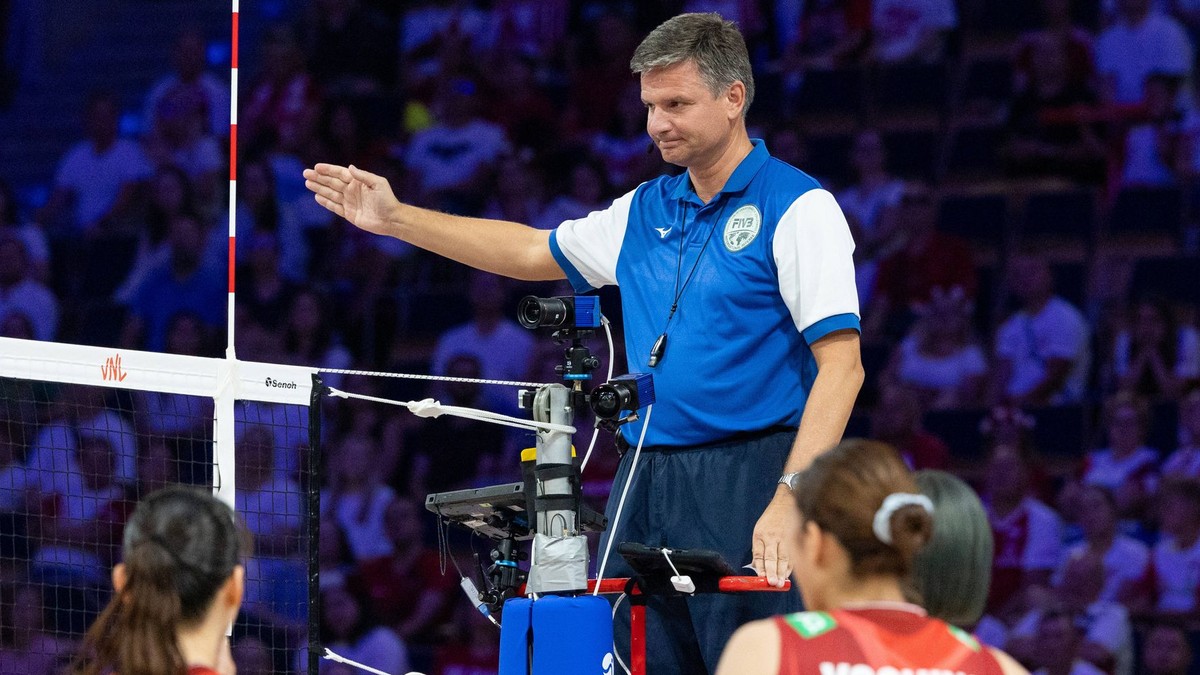 Rozhodca Juraj Mokrý v semifinále Ligy národov 2025 Brazília - Japonsko.