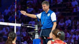 Rozhodca Juraj Mokrý v semifinále Ligy národov 2025 Brazília - Japonsko.