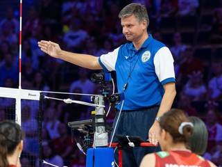 Rozhodca Juraj Mokrý v semifinále Ligy národov 2025 Brazília - Japonsko.