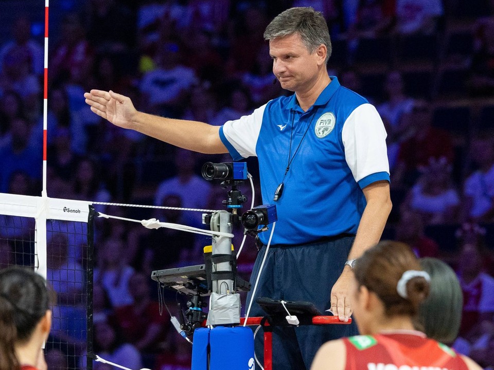 Rozhodca Juraj Mokrý v semifinále Ligy národov 2025 Brazília - Japonsko.