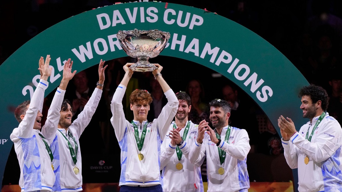 Jannik Sinner s trofejou pre víťazov finálového turnaja Davis Cupu 2024.