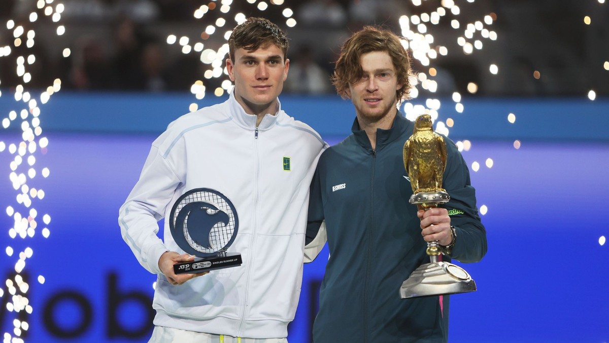 Finalisti turnaja ATP v Dauhe 2025, zľava Jack Draper a víťazný Andrej Rubľov. 