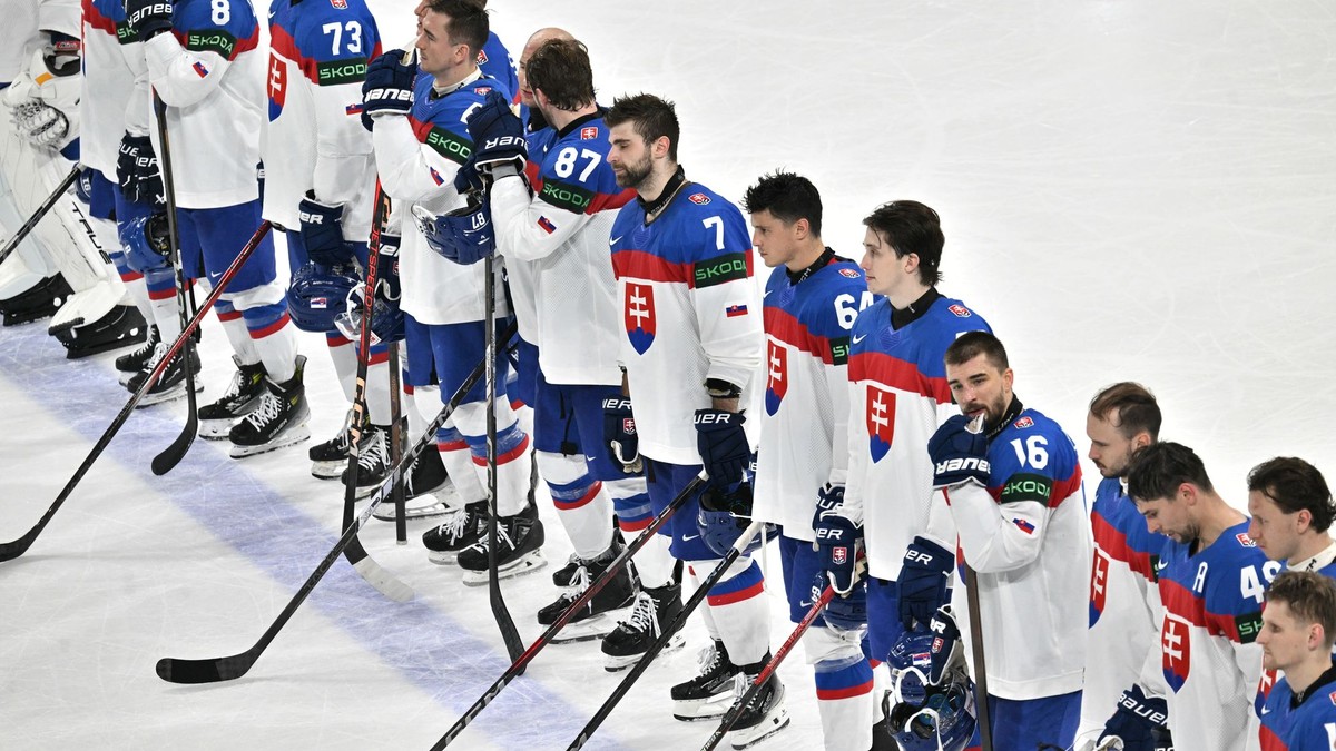 Slovenskí hokejisti po prehre v zápase Slovensko - Lotyšsko v skupine A na MS v hokeji 2025.
