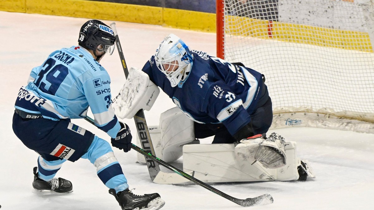 Na snímke vľavo Jakub Lacka (Nitra) a brankár Henri Kiviaho (Slovan) počas zápasu 45. kola Tipsport ligy.