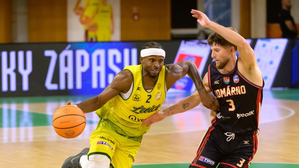 Na snímke zľava Tony Hollis Hicks (Levice) a Jackson Ryan Dubinski (Komárno) v zápase 3. kola.