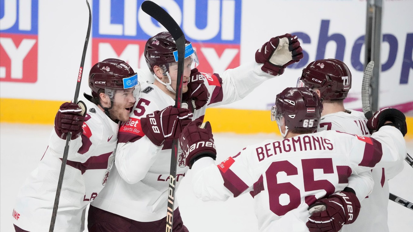 Lotyšskí hráči hokejisti sa tešia po strelenom góle v zápase Kazachstan - Lotyšsko na MS v hokeji 2023.