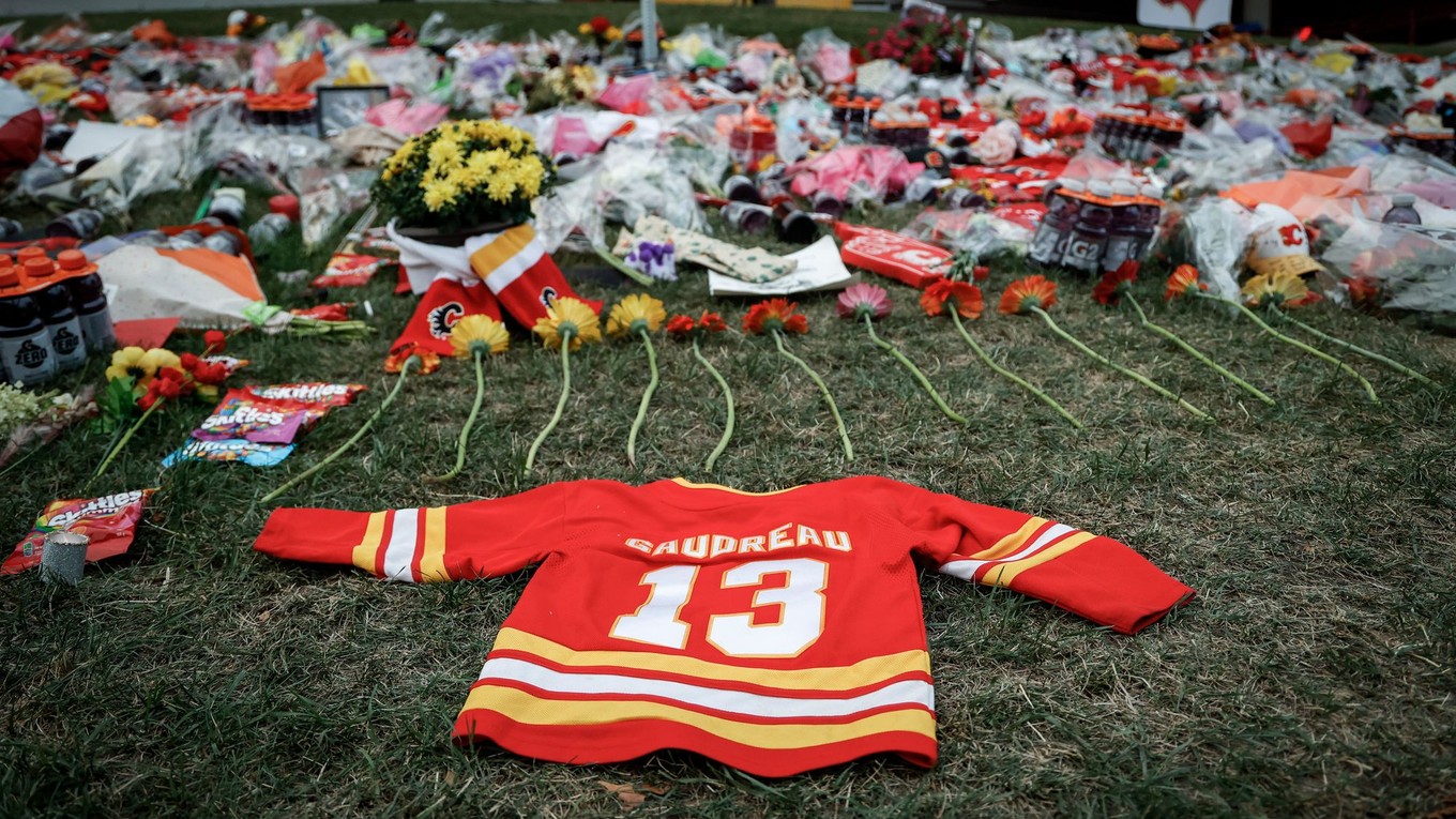 Kvety a spomienkové predmety pre bývalého hráča Calgary Flames Johnnyho Gaudreaua a jeho brata Matthewa položené na tráve pred halou Saddledome v Calgary.