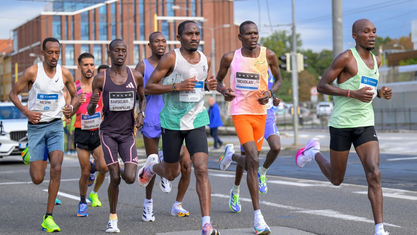 Skupina elitných bežcov beží na deviatom kilometri počas bežeckých pretekov 101. ročníka Medzinárodného maratónu mieru.