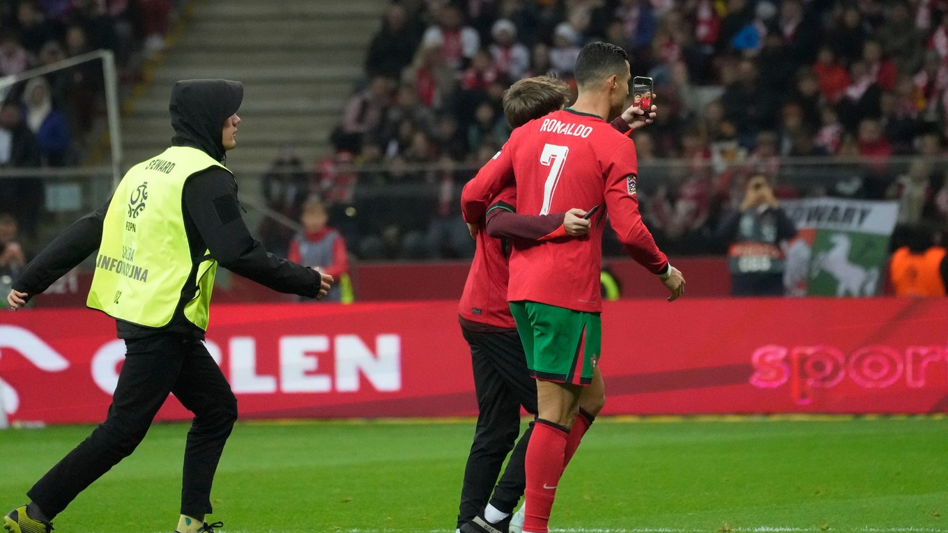 Cristiano Ronaldo sa fotí s fanúšikom, ktorý vbehol na ihrisko.