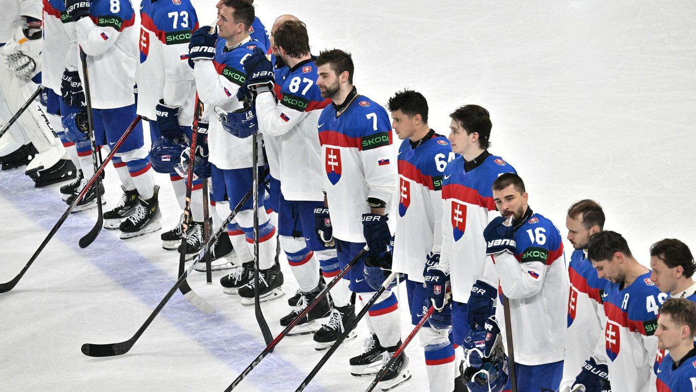Slovenskí hokejisti po prehre v zápase Slovensko - Lotyšsko v skupine A na MS v hokeji 2025.