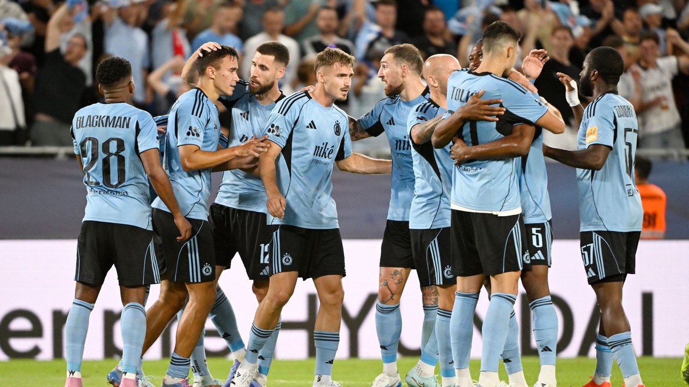 Radosť hráčov Slovana po strelení  gólu 