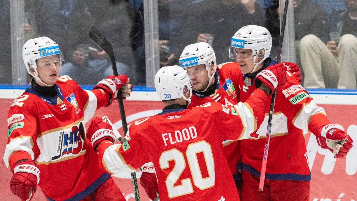 Hráči Liptovského Mikuláša sa tešia z gólu.