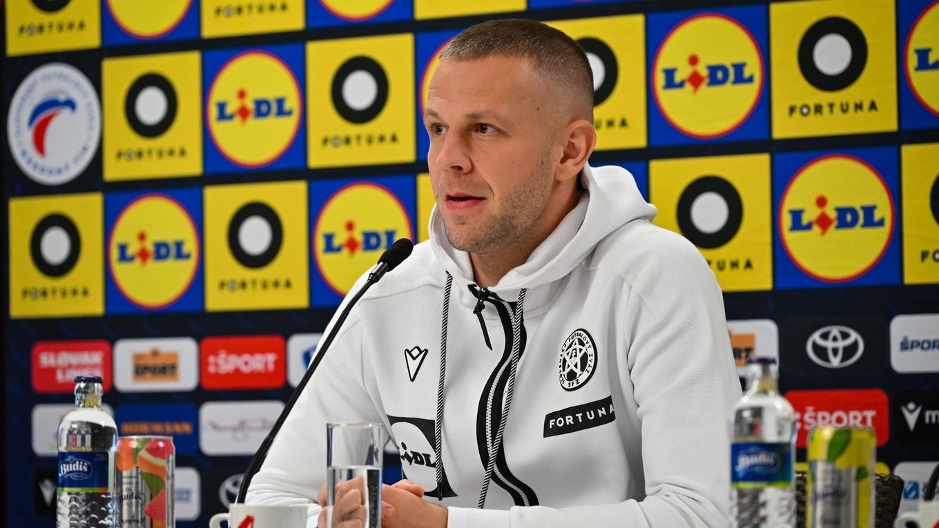 Denis Vavro počas tlačovej 