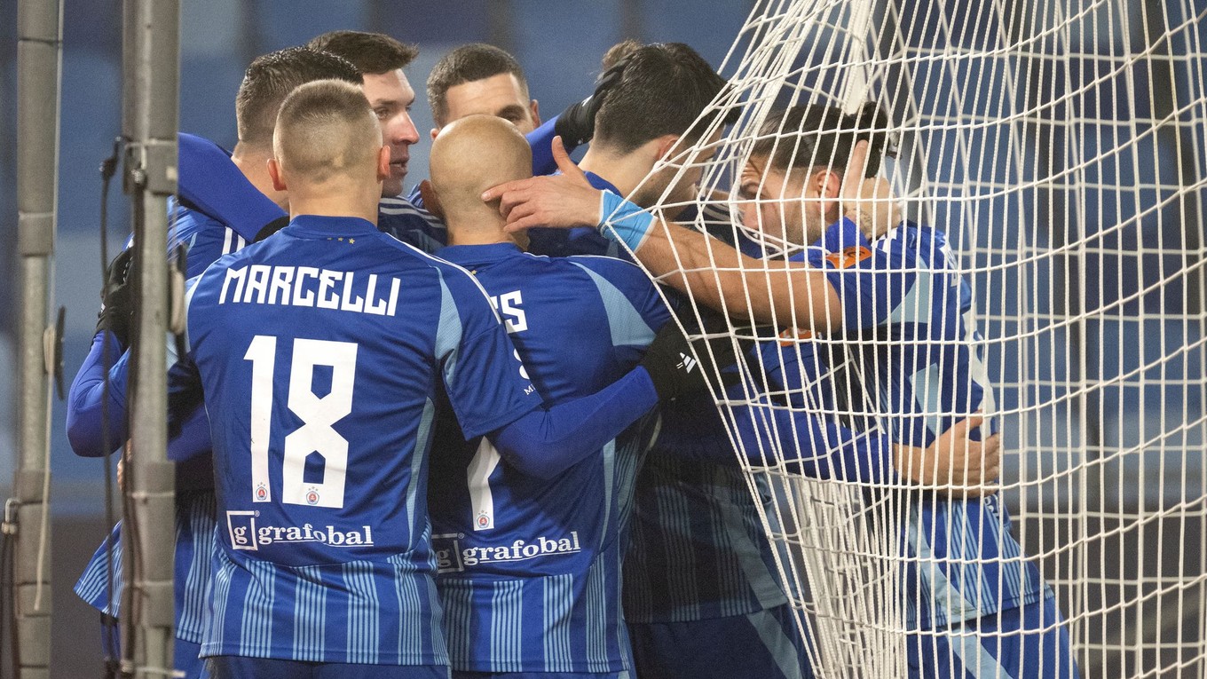 Na snímke futbalisti Slovana sa tešia z gólu.