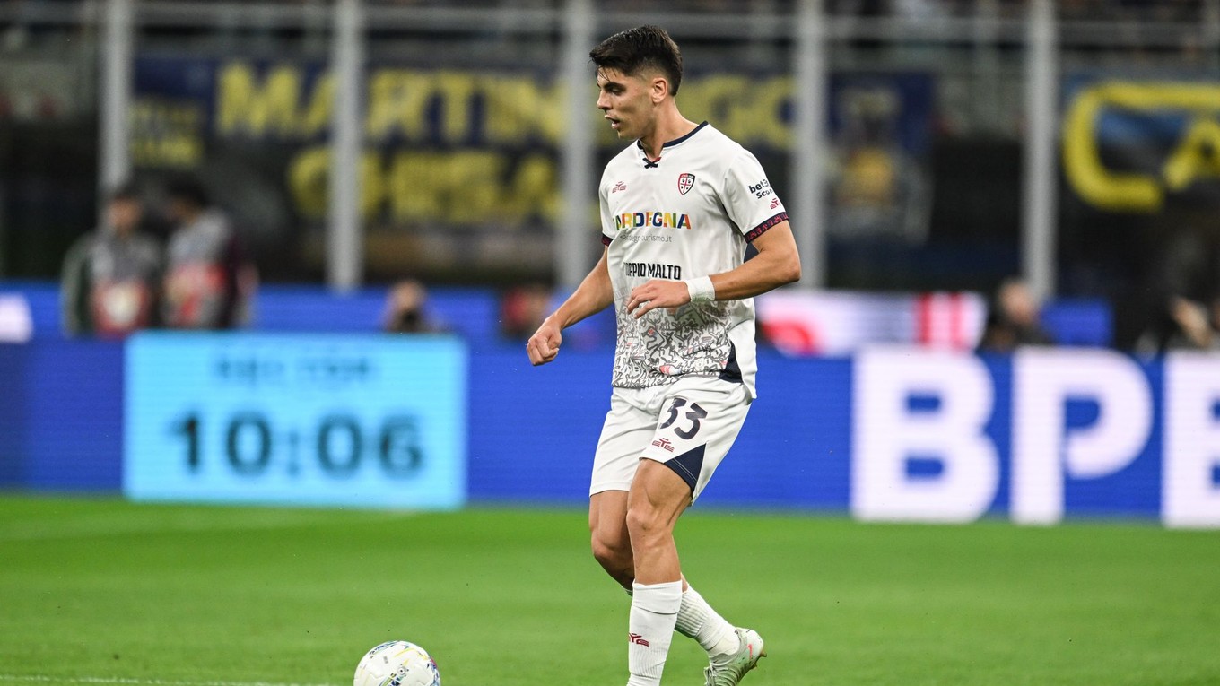 Adam Obert v drese Cagliari Calcio.