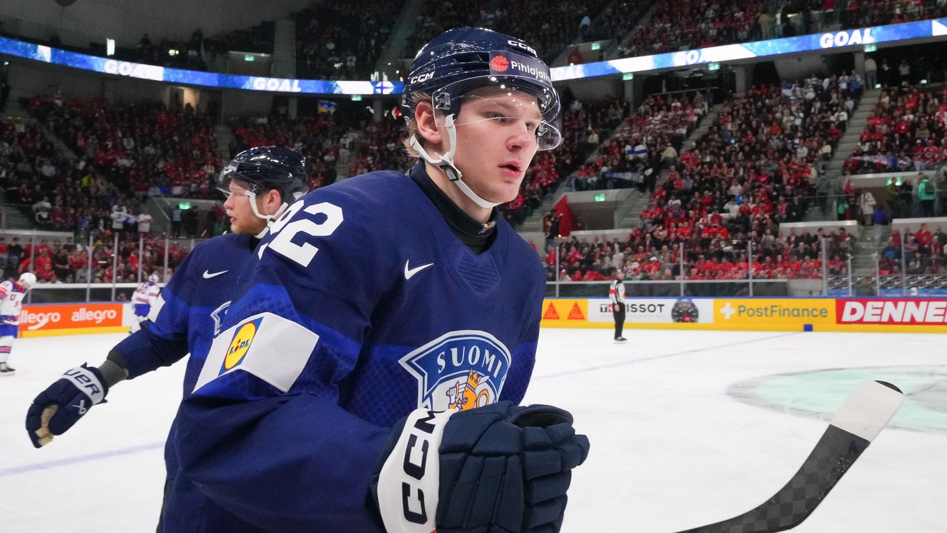 Fínsky útočník Lenni Hämeenaho sa teší z gólu v zápase proti USA na MS v hokeji 2026.