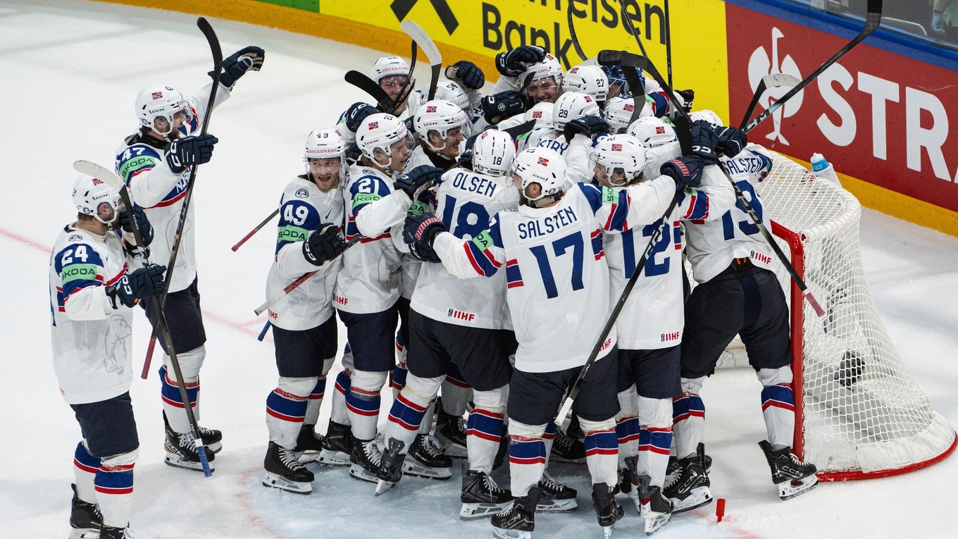 Nórski hokejisti oslavujú postup do štvrťfinále MS v hokeji 2026. 