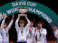 Jannik Sinner s trofejou pre víťazov finálového turnaja Davis Cupu 2024.