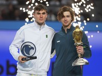 Finalisti turnaja ATP v Dauhe 2025, zľava Jack Draper a víťazný Andrej Rubľov. 