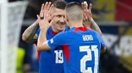 Slovenskí futbalisti Juraj Kucka (vľavo) a Matúš Bero sa radujú po zápase základnej E-skupiny Slovensko - Rumunsko na ME 2024 vo futbale.