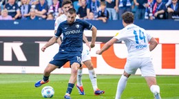 Futbalista Bochumu Matúš Bero strieľa vyrovnávajúci gól na 1:1 v zápase s Holsteinom Kiel.