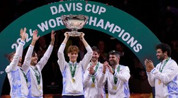 Jannik Sinner s trofejou pre víťazov finálového turnaja Davis Cupu 2024.