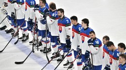 Slovenskí hokejisti po prehre v zápase Slovensko - Lotyšsko v skupine A na MS v hokeji 2025.