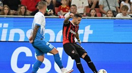  vpravo hráč Trnavy Kristián Koštrna a futbalista Oleksandr Romančuk z Universitatea Craioa 