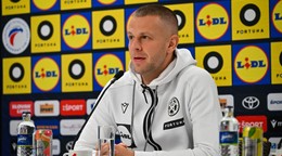 Denis Vavro počas tlačovej 