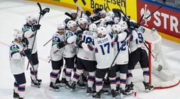 Nórski hokejisti oslavujú postup do štvrťfinále MS v hokeji 2026.