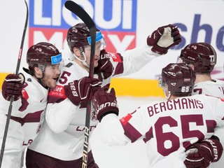 Lotyšskí hráči hokejisti sa tešia po strelenom góle v zápase Kazachstan - Lotyšsko na MS v hokeji 2023.