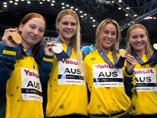 Austrálske plavkyne so zlatými medailami.
