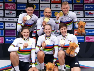 Nicolas Halter, Nino Schurter, Dario Lillo, Ronja Blochlingerová, Anina Hutterová a Linda Indergandová získali zlato v miešanej štafete na MS v horskej cyklistike 2023.
