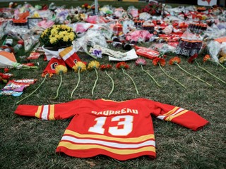 Kvety a spomienkové predmety pre bývalého hráča Calgary Flames Johnnyho Gaudreaua a jeho brata Matthewa položené na tráve pred halou Saddledome v Calgary.