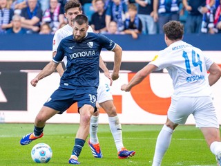 Futbalista Bochumu Matúš Bero strieľa vyrovnávajúci gól na 1:1 v zápase s Holsteinom Kiel.