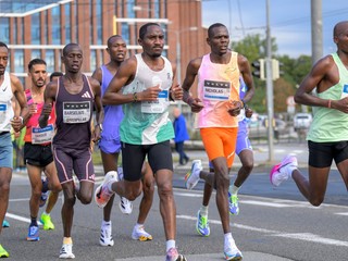 Skupina elitných bežcov beží na deviatom kilometri počas bežeckých pretekov 101. ročníka Medzinárodného maratónu mieru.