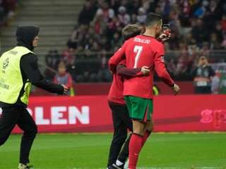 Cristiano Ronaldo sa fotí s fanúšikom, ktorý vbehol na ihrisko.