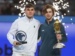 Finalisti turnaja ATP v Dauhe 2025, zľava Jack Draper a víťazný Andrej Rubľov. 