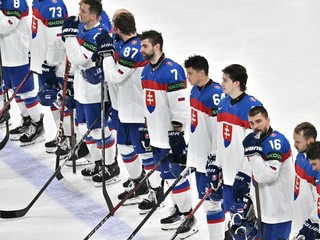 Slovenskí hokejisti po prehre v zápase Slovensko - Lotyšsko v skupine A na MS v hokeji 2025.