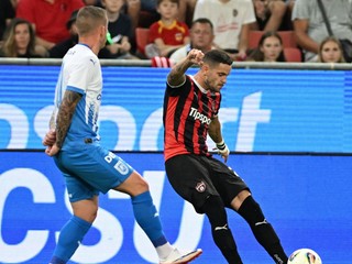  vpravo hráč Trnavy Kristián Koštrna a futbalista Oleksandr Romančuk z Universitatea Craioa 