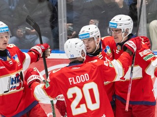 Hráči Liptovského Mikuláša sa tešia z gólu.