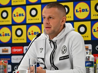 Denis Vavro počas tlačovej 