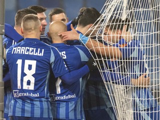 Na snímke futbalisti Slovana sa tešia z gólu.