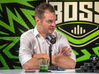 Ondrej Rusnák počas nahrávania podcastu Hokejový BOSS.