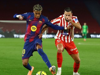 Lamine Yamal a Dávid Hancko.