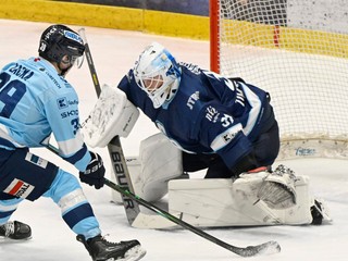 Na snímke vľavo Jakub Lacka (Nitra) a brankár Henri Kiviaho (Slovan) počas zápasu 45. kola Tipsport ligy.