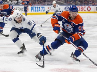 Erik Černák a Connor McDavid.