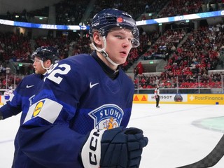 Fínsky útočník Lenni Hämeenaho sa teší z gólu v zápase proti USA na MS v hokeji 2026.